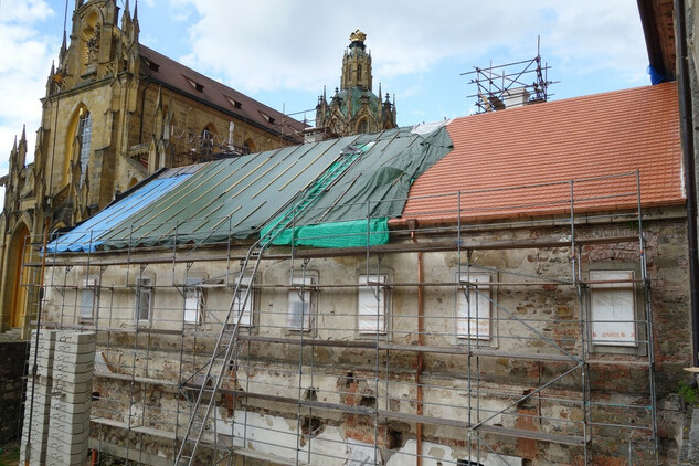 Starý konvent - položena nová krytina na části střechy.