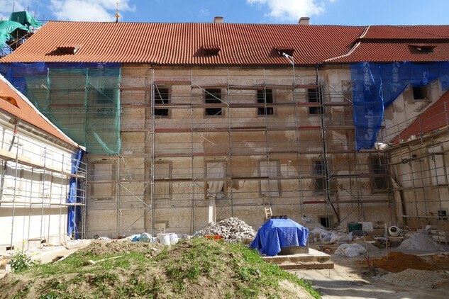Rajský dvůr - oprava fasády Nového konventu (stav ke konci května 2021).