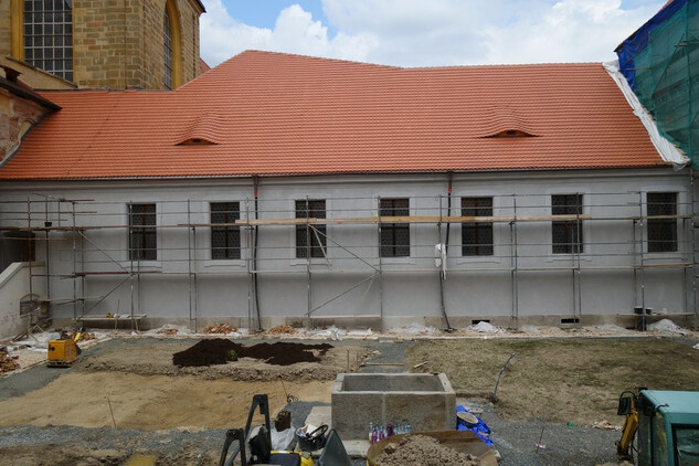 Rajský dvůr - oprava fasády Staré prelatury (stav na konci června 2021).