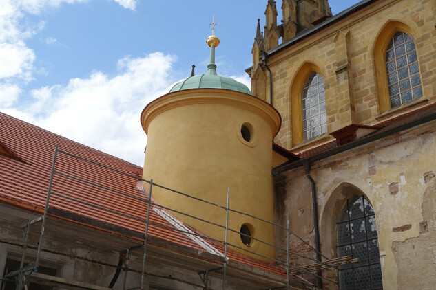 Starý konvent - fasáda schodišťové věže po finálním nátěru.