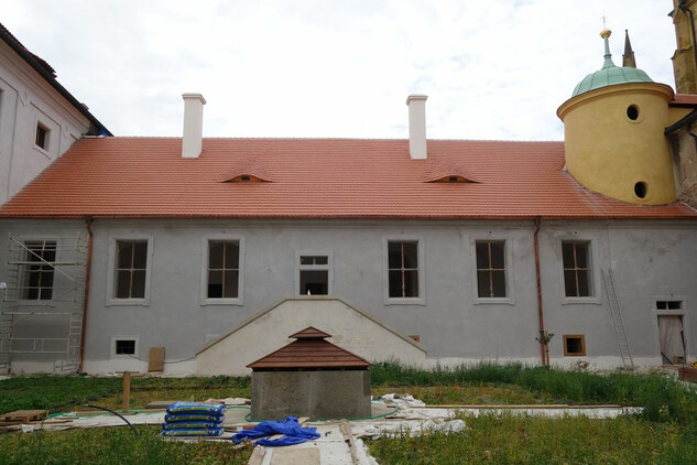 Rajský dvůr - oprava fasády Starého konventu (stav na konci září 2021).