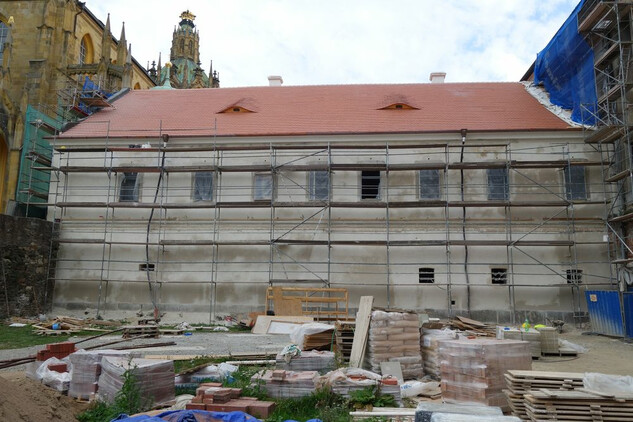 Starý konvent - oprava vnější fasády (stav ke konci září 2021).