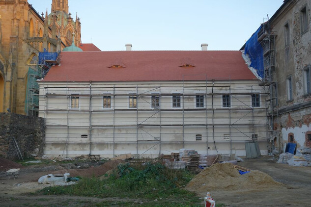Starý konvent - oprava vnější fasády (stav ke konci října 2021).
