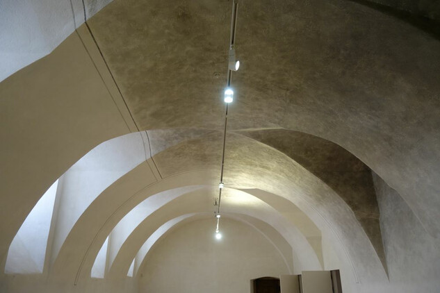 Nový konvent, přízemí severního křídla - instalované osvětlení v bývalé klášterní kuchyni.