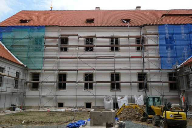Rajský dvůr - oprava fasády Nového konventu (stav ke konci června 2021).