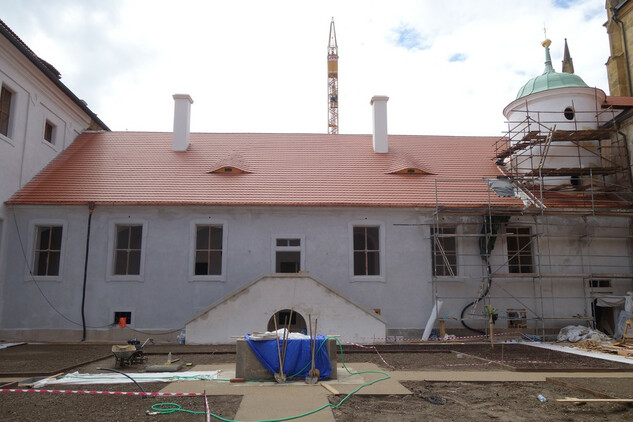 Rajský dvůr - oprava fasády Starého konventu (stav na konci července 2021).