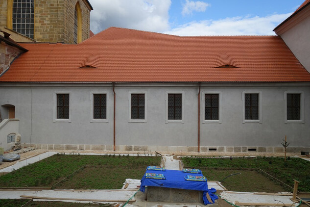Rajský dvůr - oprava fasády Staré prelatury (stav na konci srpna 2021).